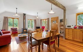 Wine Loft - Cosy Country Retreat With Ocean Views